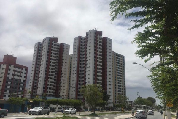 Céu nublado em Aracaju com edifício ao fundo