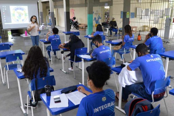 professor sala aula covid estudantes