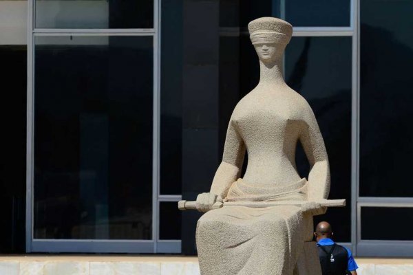 Escultura A Justiça, em frente ao prédio do Supremo Tribunal Federal, na Praça dos Três Poderes, em Brasília
