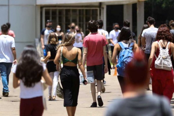 Estudantes chegando ao Centro Universitário do Distrito Federal