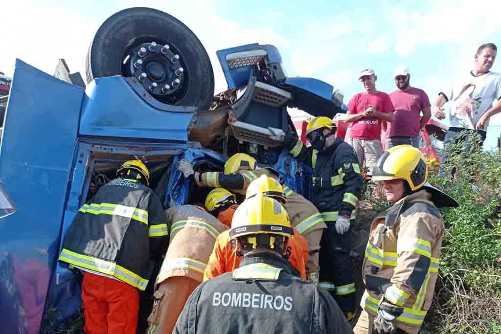 Bombeiros Acidente Ferragens