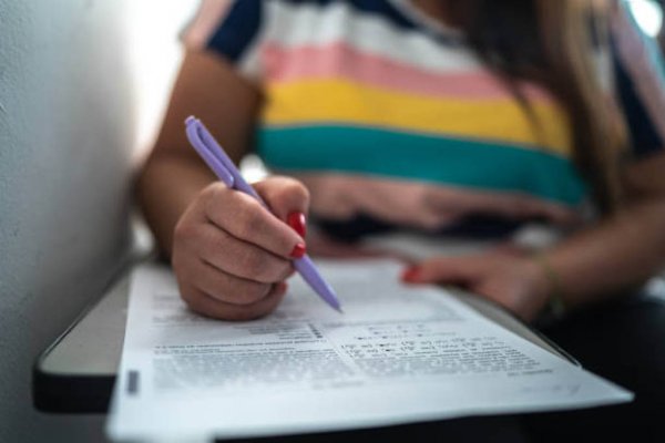 Candidata fazendo prova para concurso