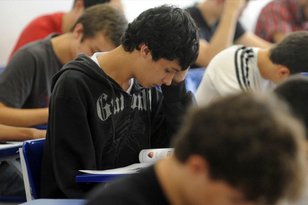 Estudantes fazendo prova do Enem