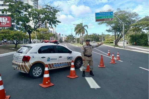Agente da SMTT interdita avenida Beira Mar em Aracaju