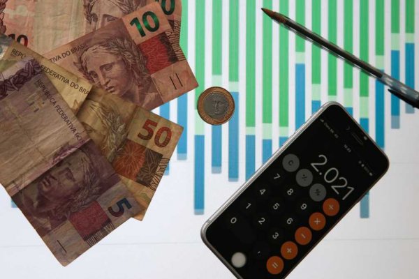 Cédulas de real e uma calculadora