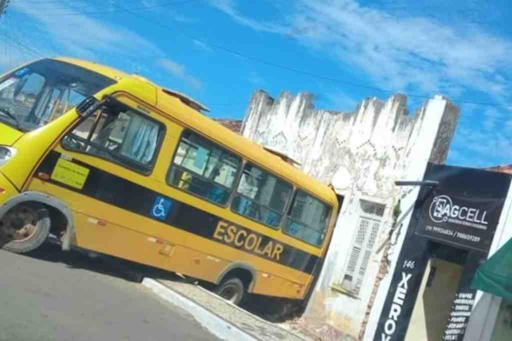 onibus escolar colide santa luzia 7122021