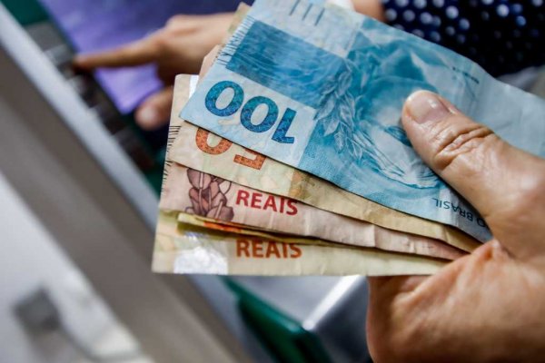 Saque de dinheiro no caixa eletrônico