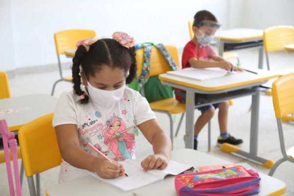 crianca escola sala aula