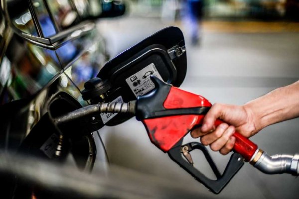 Frentista abastecendo gasolina em posto de combustível
