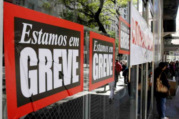 Cartaz com o aviso "estamos em greve"