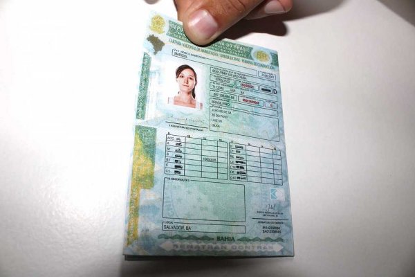 Documento de CNH em mãos
