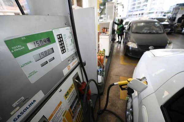 Carro abastecendo em Posto de Combustível