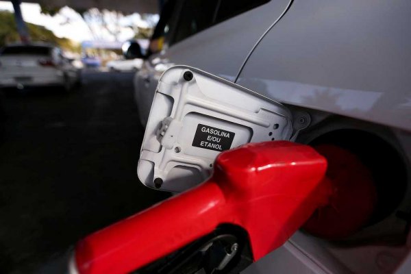 abastecer combustivel carro posto bomba