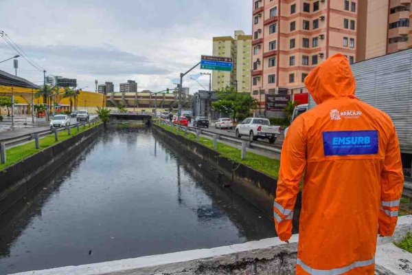 Canal da Avenida Anísio Azevedo, no bairro Treze de Julho