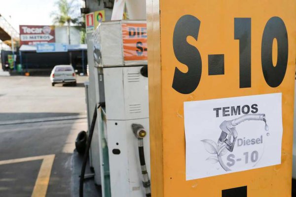 Placa que identifica Óleo Diesel S-10 em posto de combustível