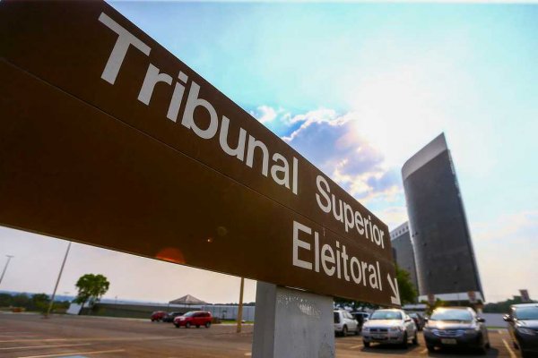 Placa indicando o Tribunal Superior Eleitoral em Brasília-DF