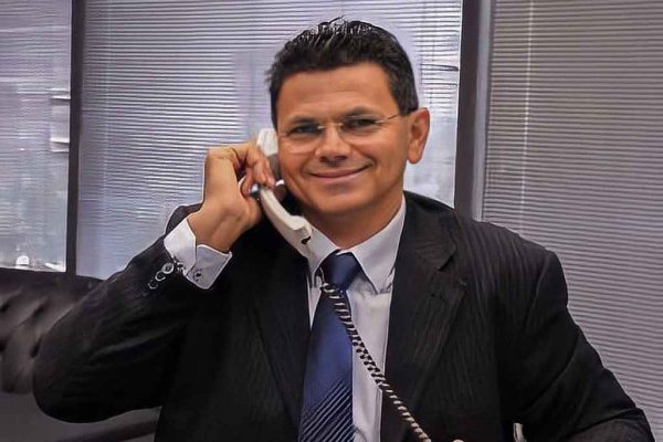Prefeito de Itabaiana, Valmir de Francisquinho, ao telefone