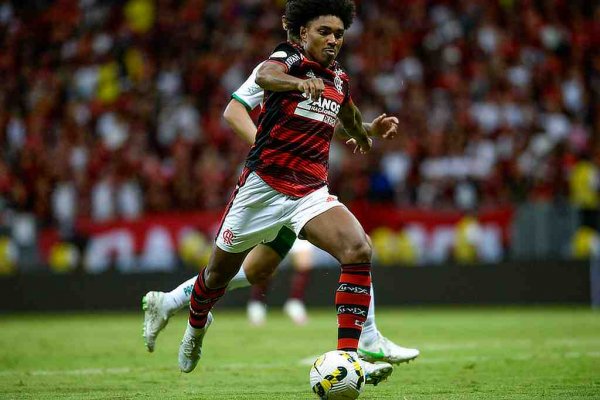 Atacante Vitinho atuando no Flamengo