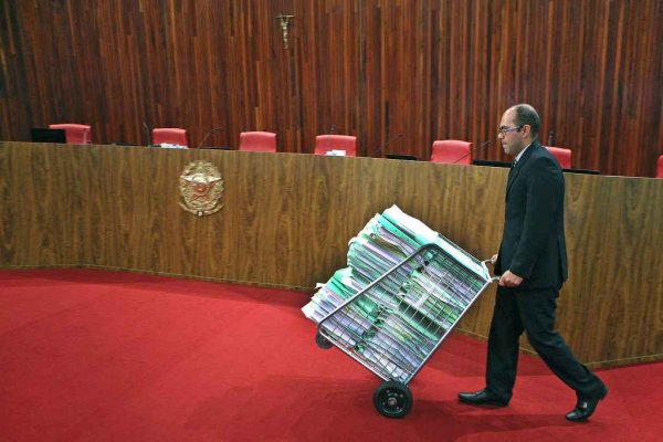 Servidor transporta processos no plenário do Tribunal Superior Eleitoral