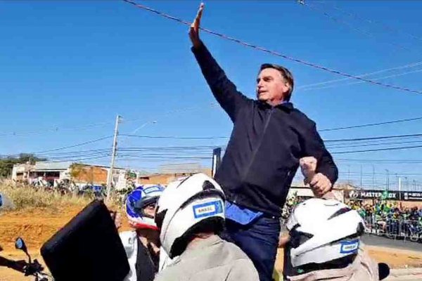 Bolsonaro acena para apoiadores