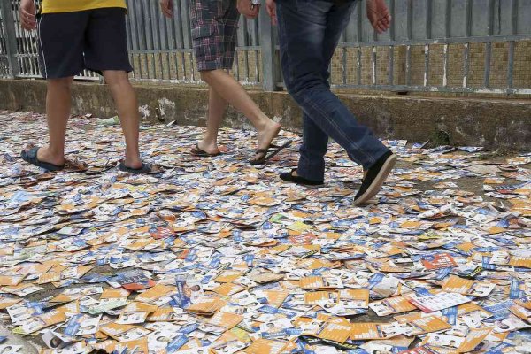 santinhos politicos eleitores sujeira eleicoes