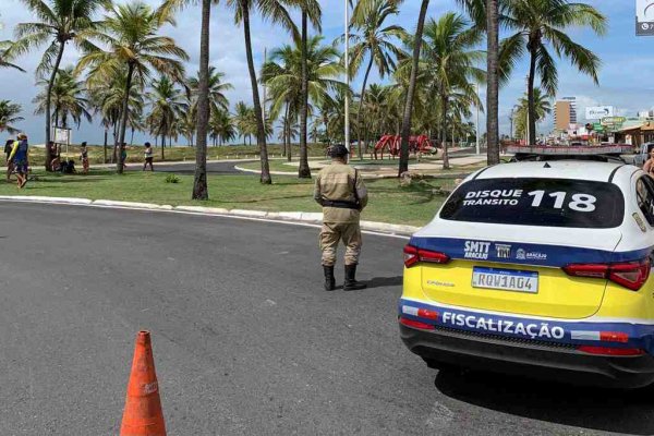 Agente da SMTT durante bloqueio do trânsito na Orla da Atalaia, em Aracaju