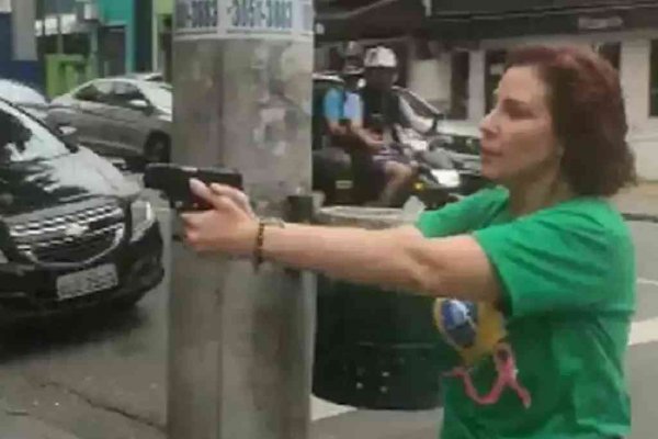 Carla Zambelli com arma na mão, durante perseguição nas ruas de SP
