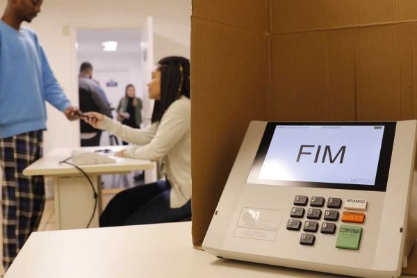 eleitor urna votacao eleicoes 2022