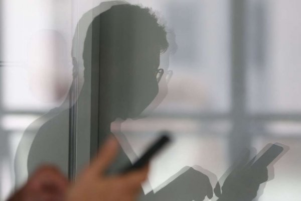 pessoa usando celular smartphone