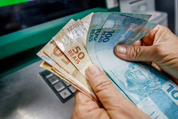 Dinheiro sacado do caixa eletrônico