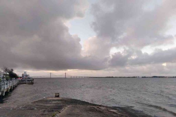 Ponte Aracaju-Barra com céu nublado