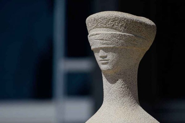 Escultura A Justiça, em frente ao prédio do Supremo Tribunal Federal, na Praça dos Três Poderes, em Brasília