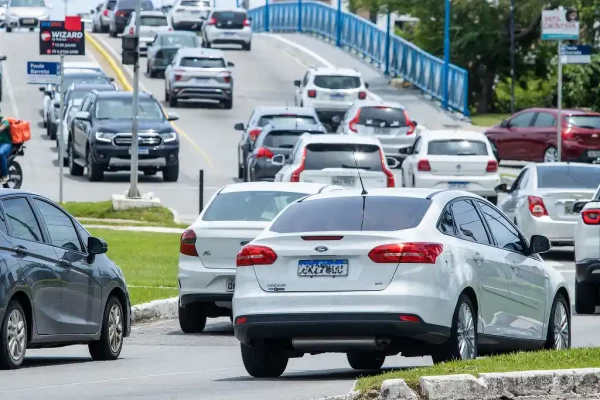 Carros circulando pelas vias de Aracaju