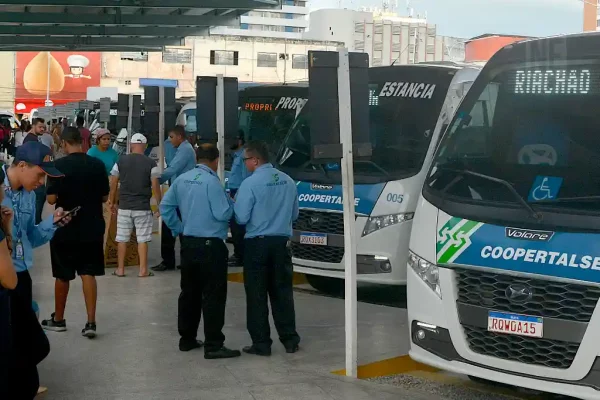 Ônibus estacionados no Terminal Rodoviário Luiz Garcia, em Aracaju