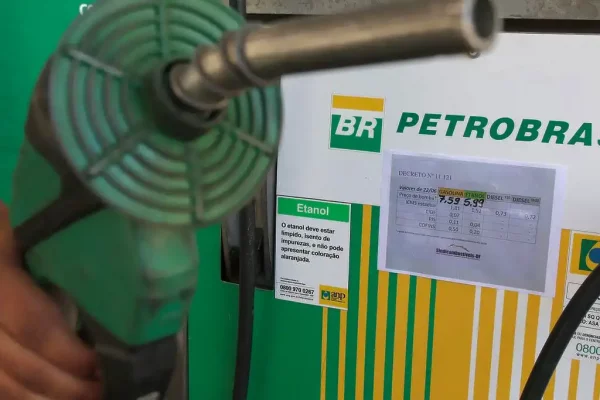 Bomba de combustível com a marca da Petrobras ao fundo