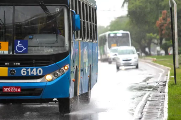 Ônibus nas vias de Aracaju
