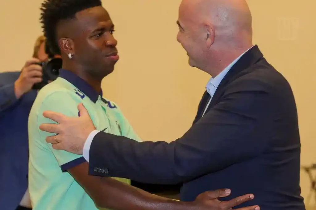 Vini Jr. comandará novo comitê antirracismo da Fifa 1 Vini Jr Gianni Infantino Fifa jun 23