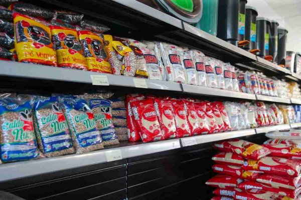 Produtos na prateleira de um supermercado