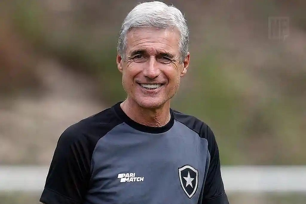 Técnico do Botafogo, Luís Castro fica indignado com polícia em campo: 'CBF  não devia permitir. Como treinador é empurrado? Eu ia roubar o árbitro?' -  FogãoNET