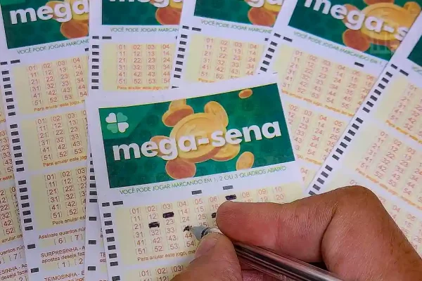 Apostador marcando com canela em cartela da Mega-Sena