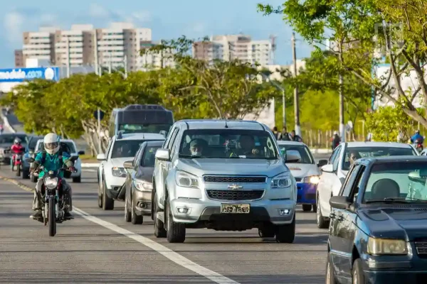 Carros trafegando em via na cidade de Aracaju