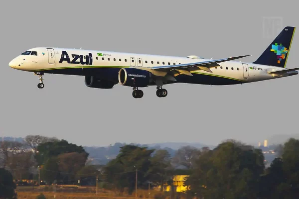 Aeronave da Azul Linhas Aéreas aterrissando em aeroporto