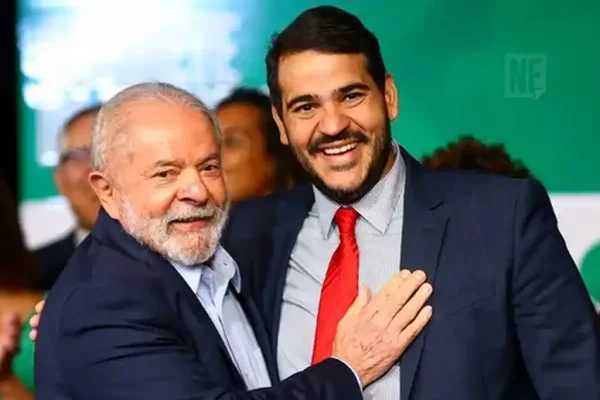 Advogado-geral da União Jorge Messias ao lado do presidente Lula