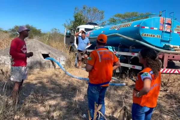 Caminhão pipa em município sergipano