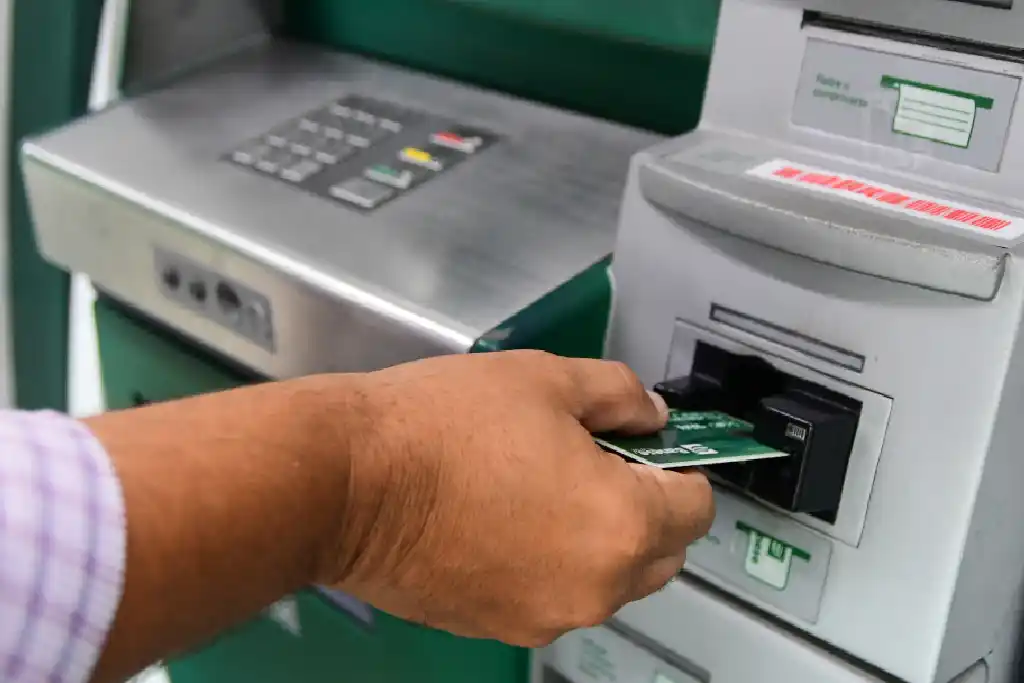 Cliente usando o caixa eletrônico do Banese