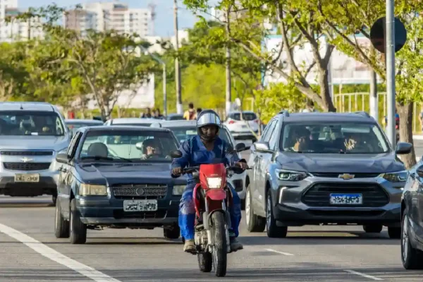 Carros e moto no trânsito