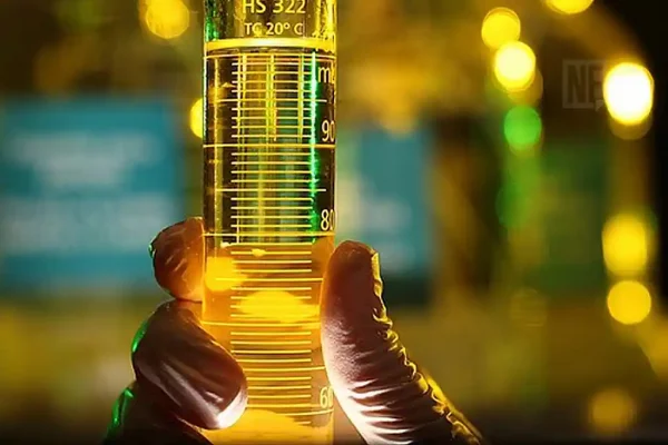 Combustível óleo diesel sendo avaliado por um funcionário da Petrobras