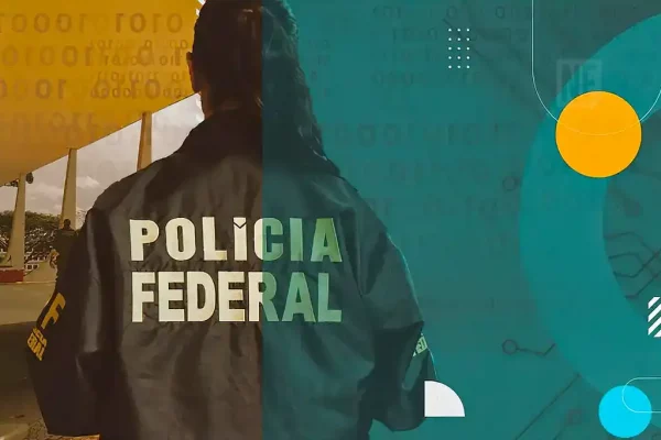 Imagem ilustra agente da Polícia Federal de costas