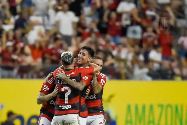 Jogadores do Flamengo se abraçam em comemoração