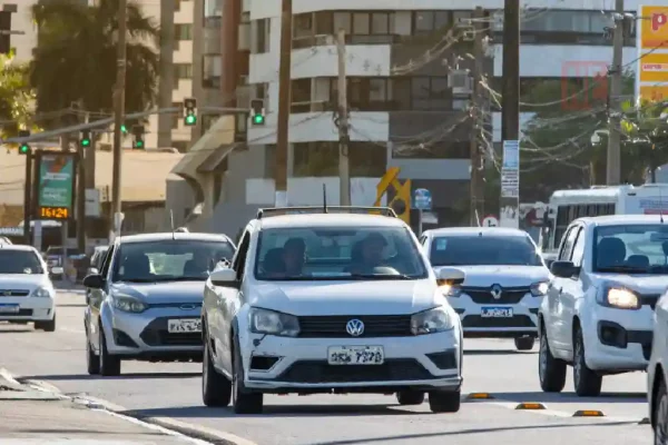 Carros transitam em vias do município de Aracaju